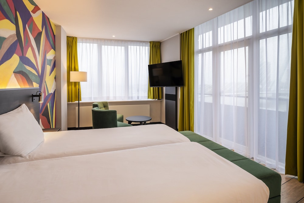 Superior, Double Bed, Balcony 6/7