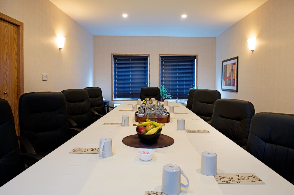 Holiday Inn Express Suites South 46/73