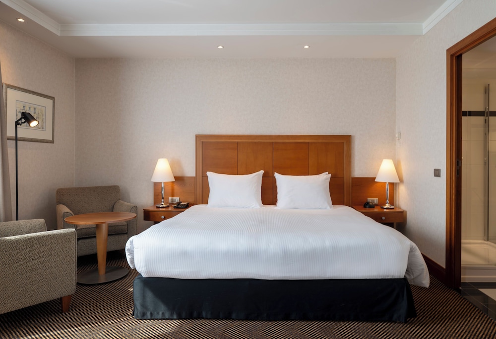 Junior Suite, King Bed, Park View, Club Floor