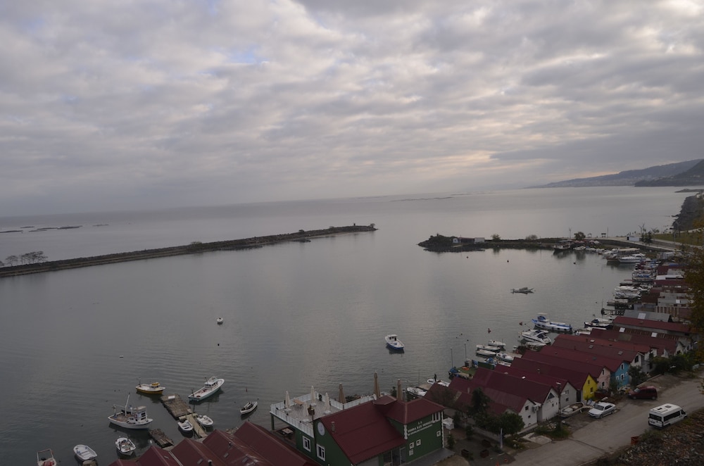 Marina Green Suite Hotel 38/41