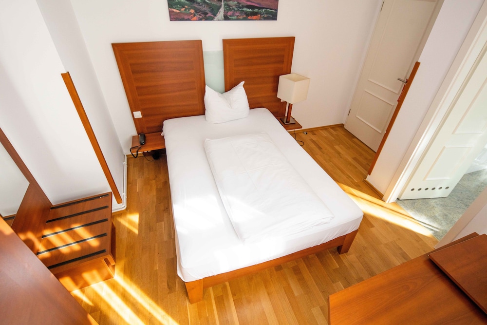 HOTEL GRAF ZEPPELIN 40/62