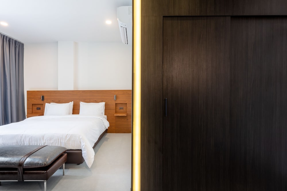 GRAND, DELUXE, DOUBLE BED