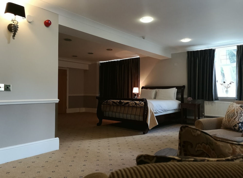 Tudor Lodge Hotel 24/45