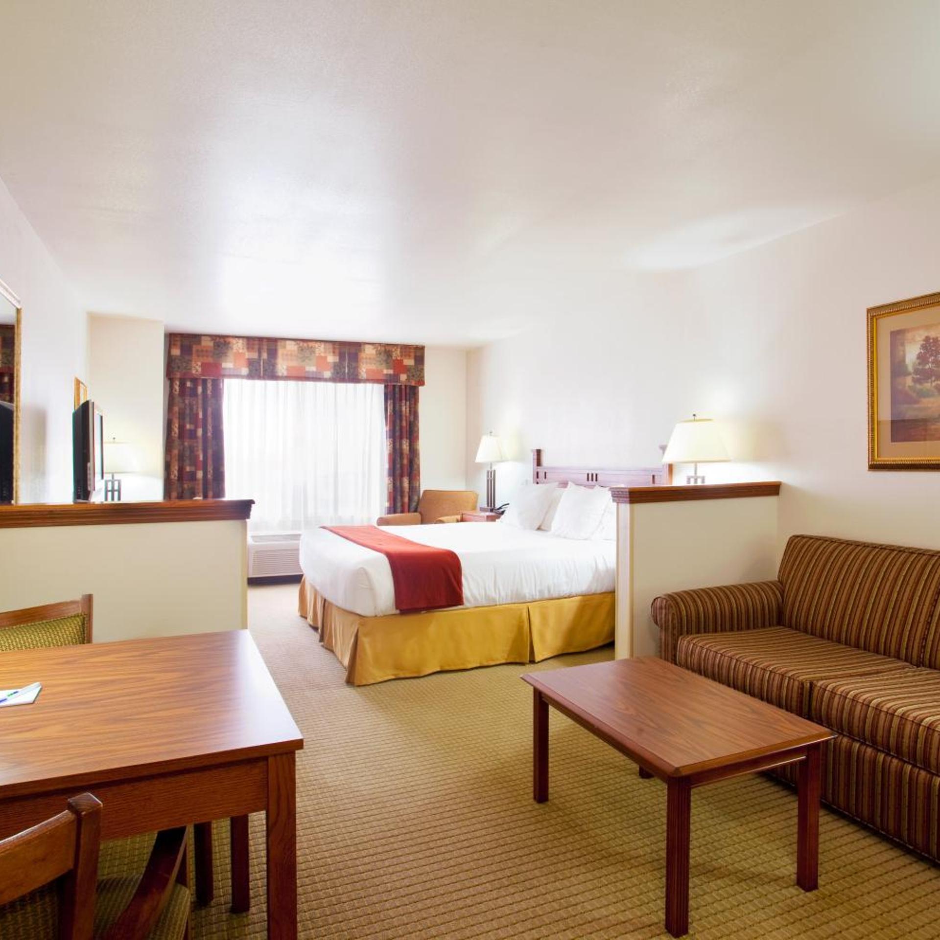 جناح بغرفة نوم واحدة، Holiday Inn Express Hotel And Suites Mattoon 7/7