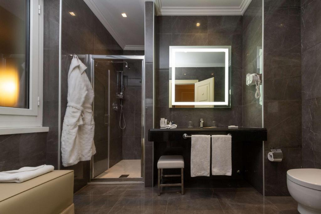 جناح بسرير كينج بشرفة مع أريكة، Radisson Blu Ghr Hotel Rome 5/5