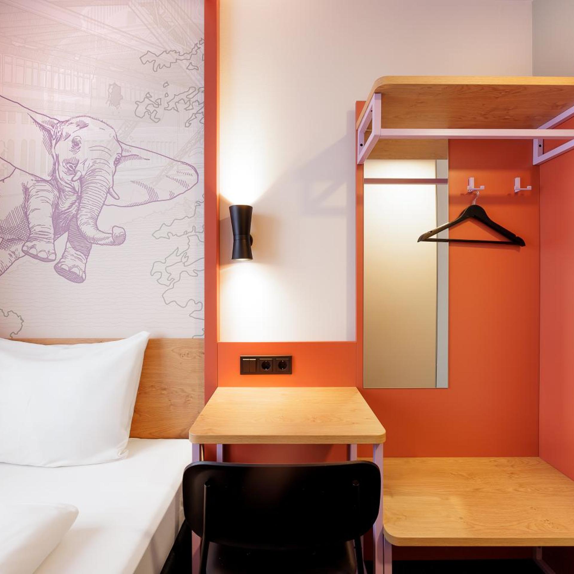 McDreams Hotel Wuppertal City 12/27