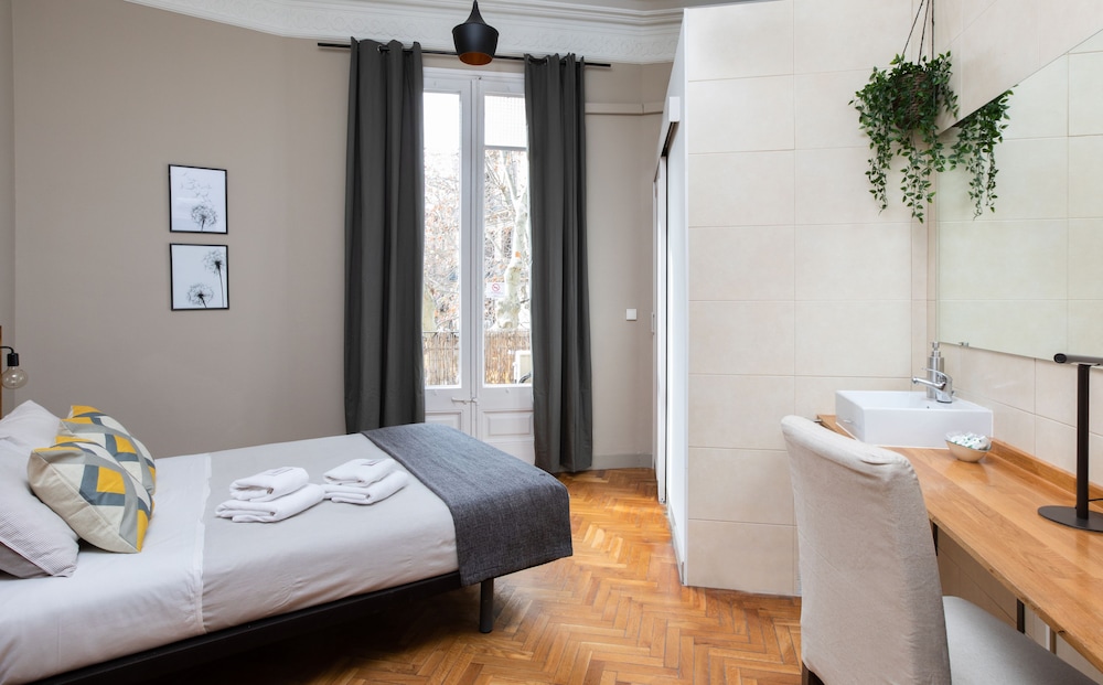 Jardinets Guest House 43/59