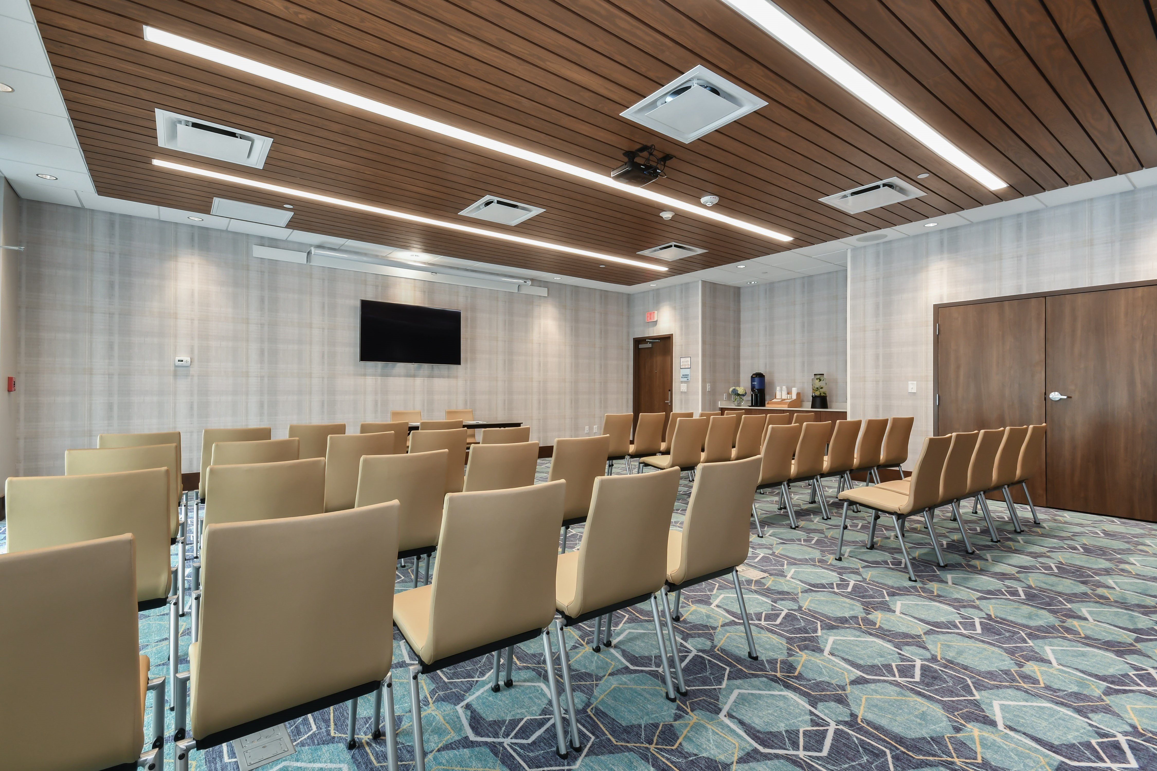 Holiday Inn Express & Suites Charlotte Ballantyne 37/46
