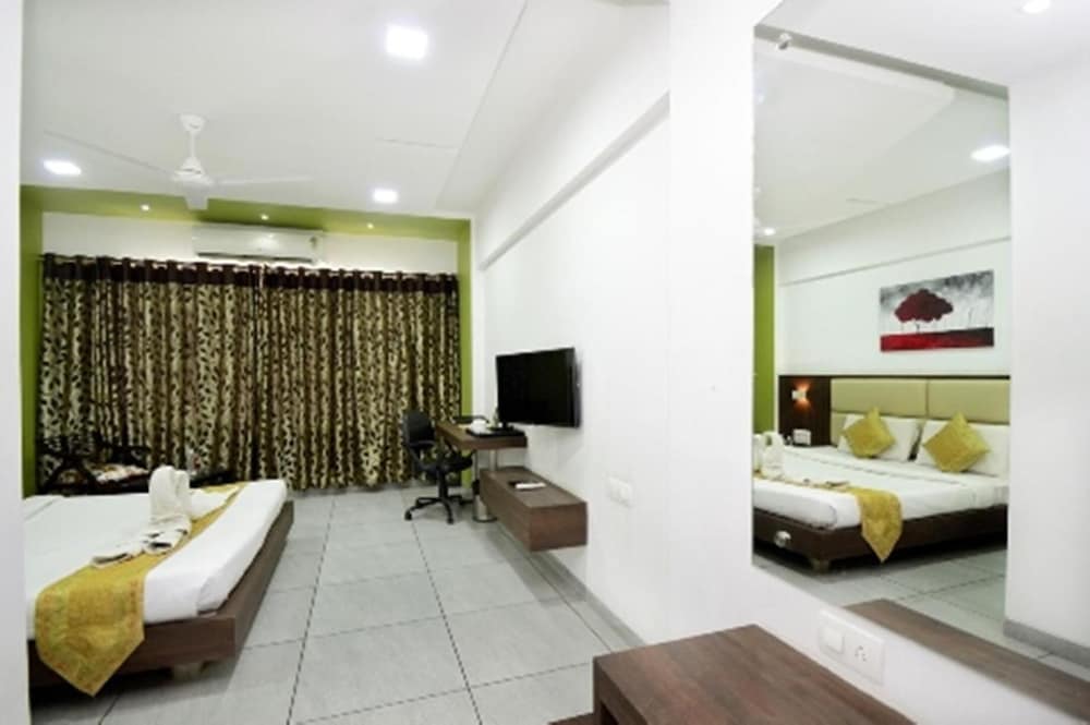 Crimson Park Shripriya Hotel 15/32