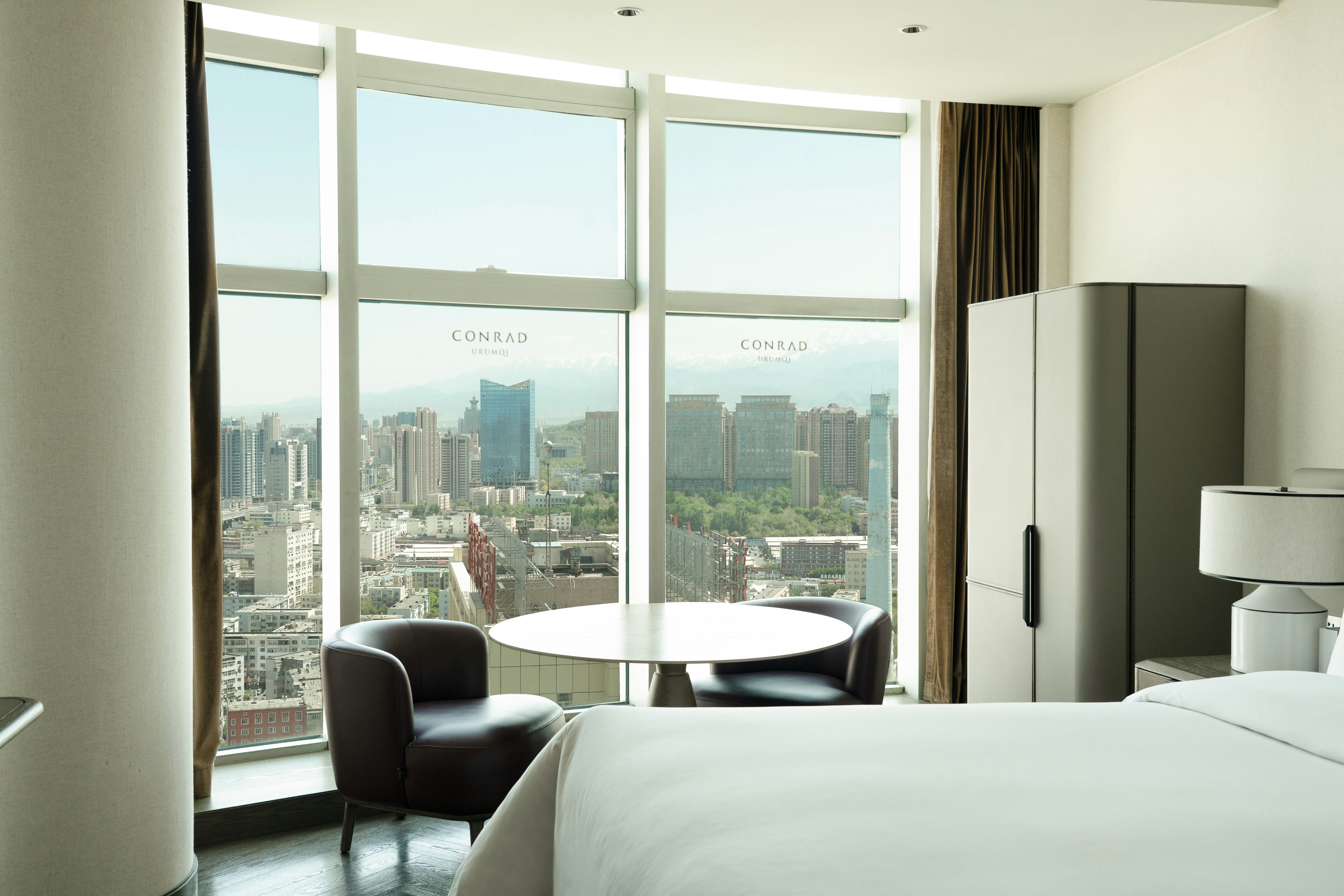 Executive, King Bed, Mountain View