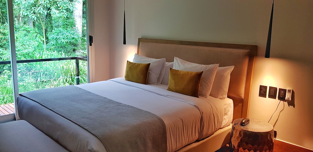 EXECUTIVE, SUITE