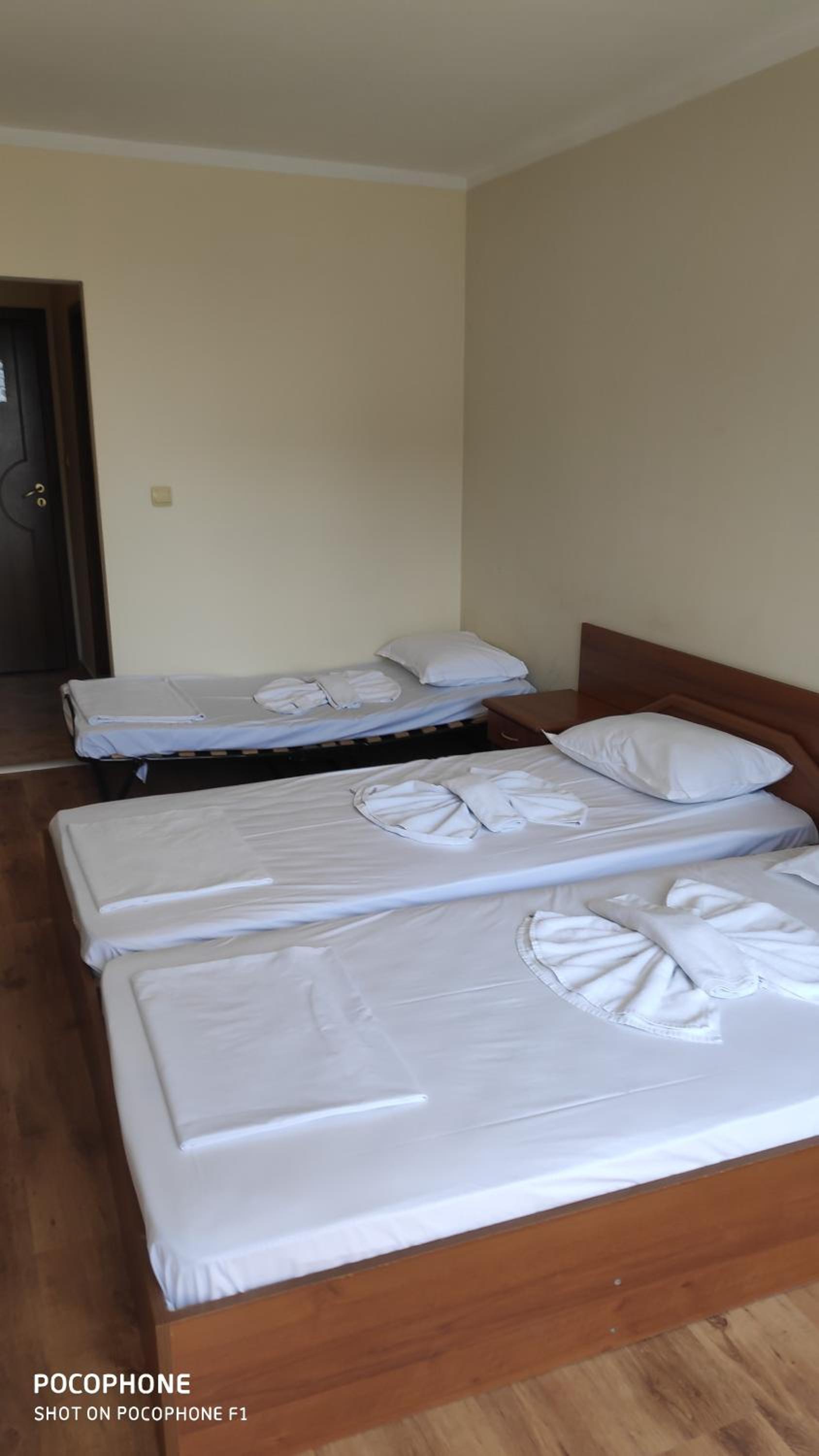 Economy, Twin Beds, with Extra Bed, Lateral Side Sea View