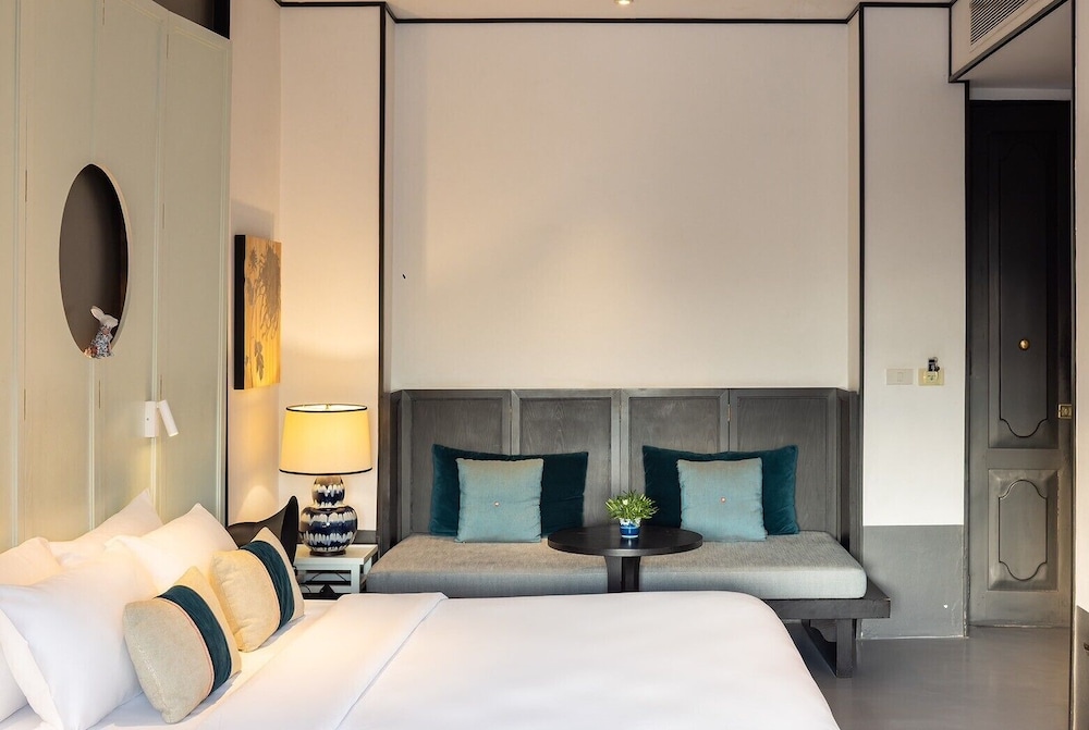 HOTEL DES ARTISTS PING SILHOUETTE 26/58