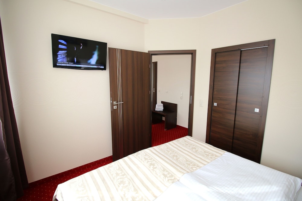 1 Bedroom, Junior Suite, King Bed, Sofa, Courtyard Area