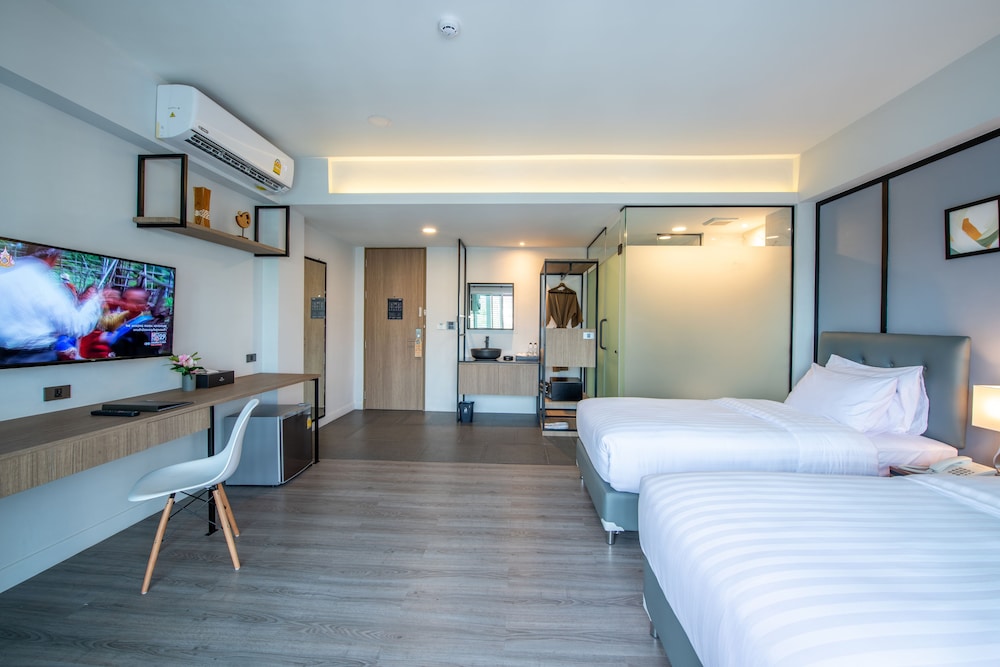 Plus, Deluxe, Twin Beds, Mayson Place Hotel 6/11
