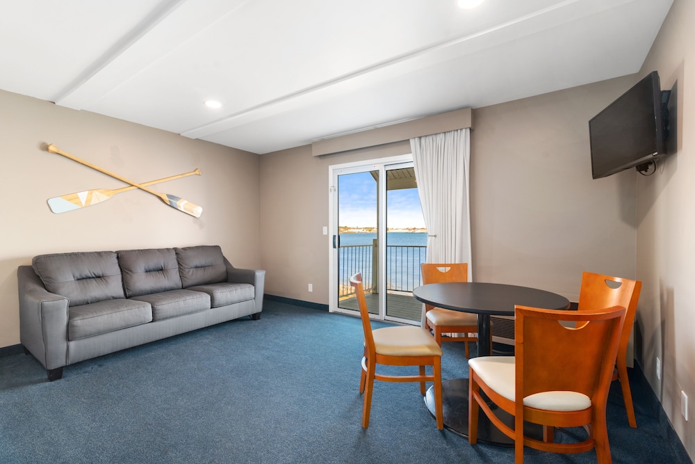 Clearwater Lakeshore Motel 24/44