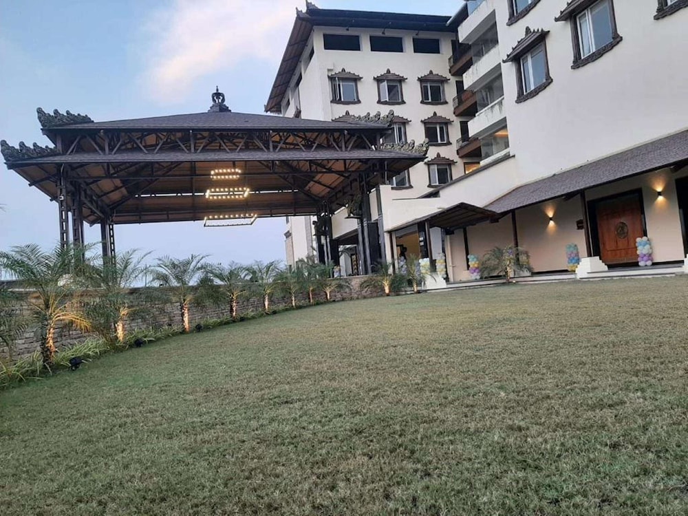 Shyama Sarovar Portico 58/64