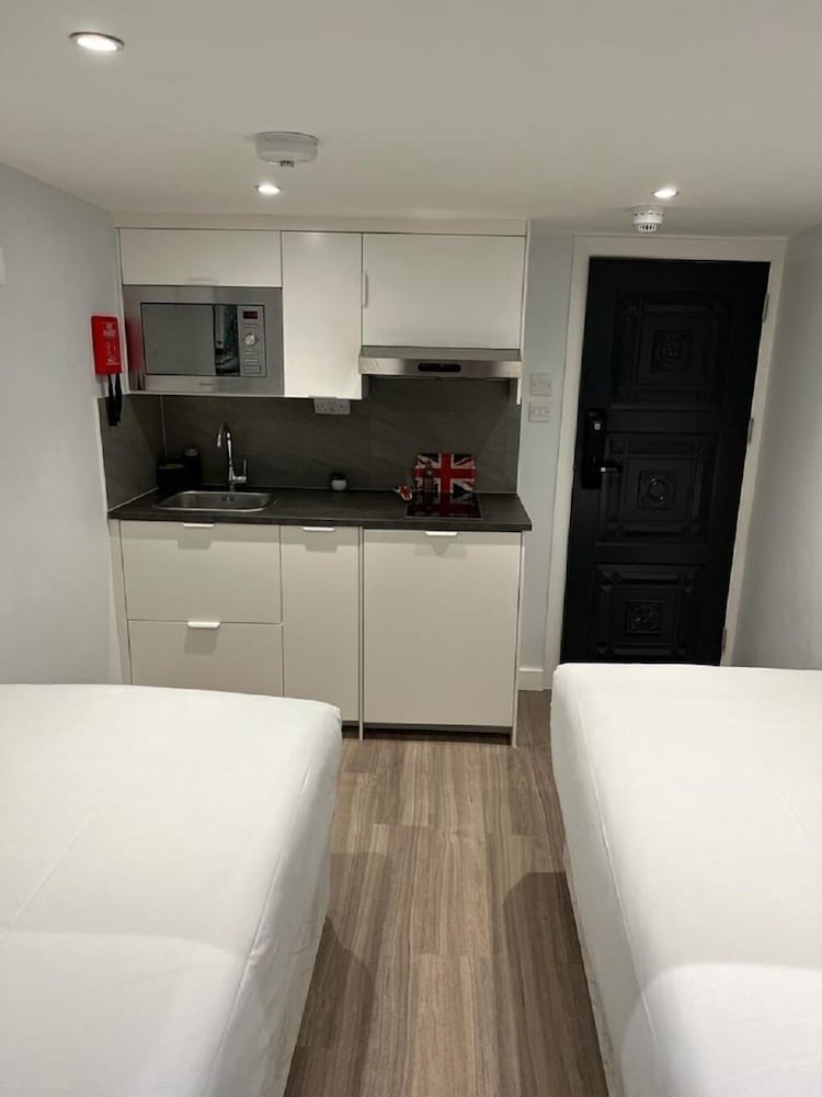 HYDE PARK SUITES 7/55
