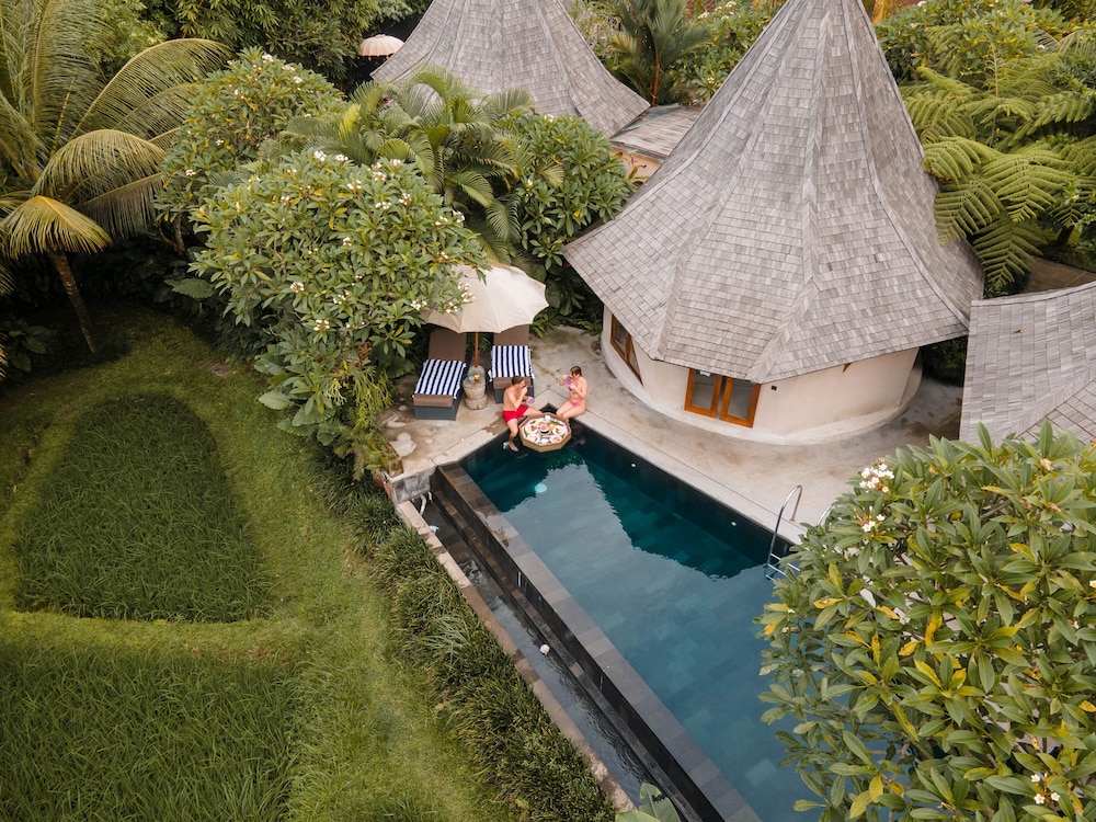 The Sender Pool Suite 37/50