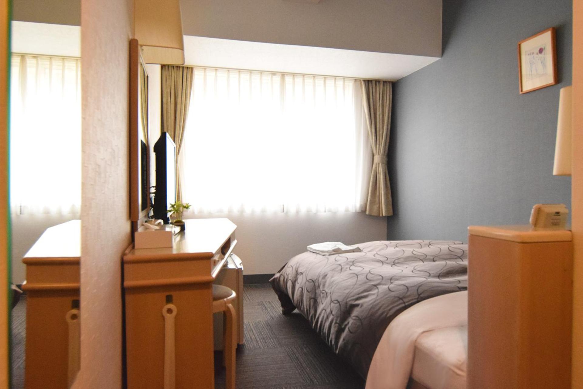 ROOM, SINGLE, SMOKING