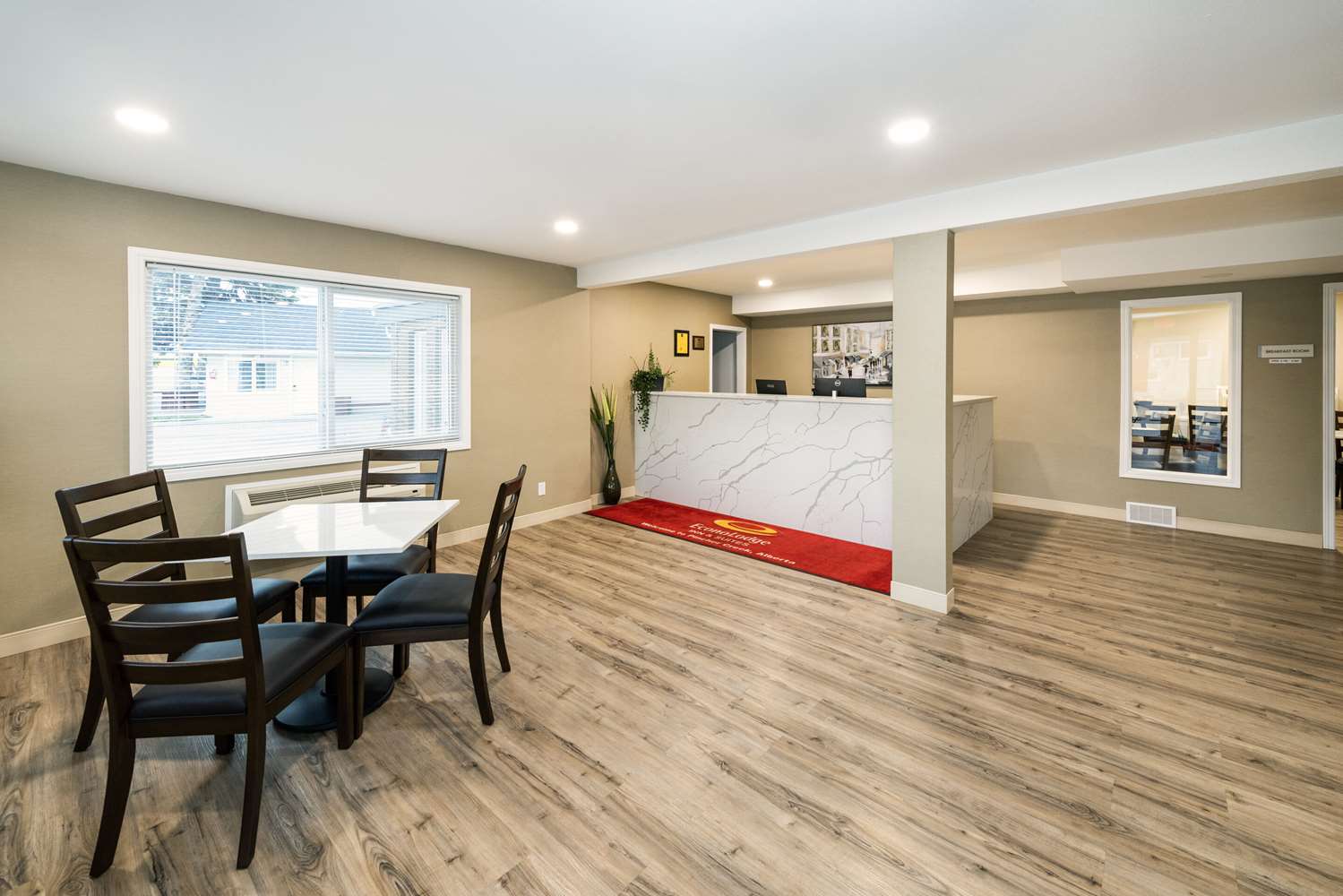 Econo Lodge Inn & Suites Pincher Creek 19/23