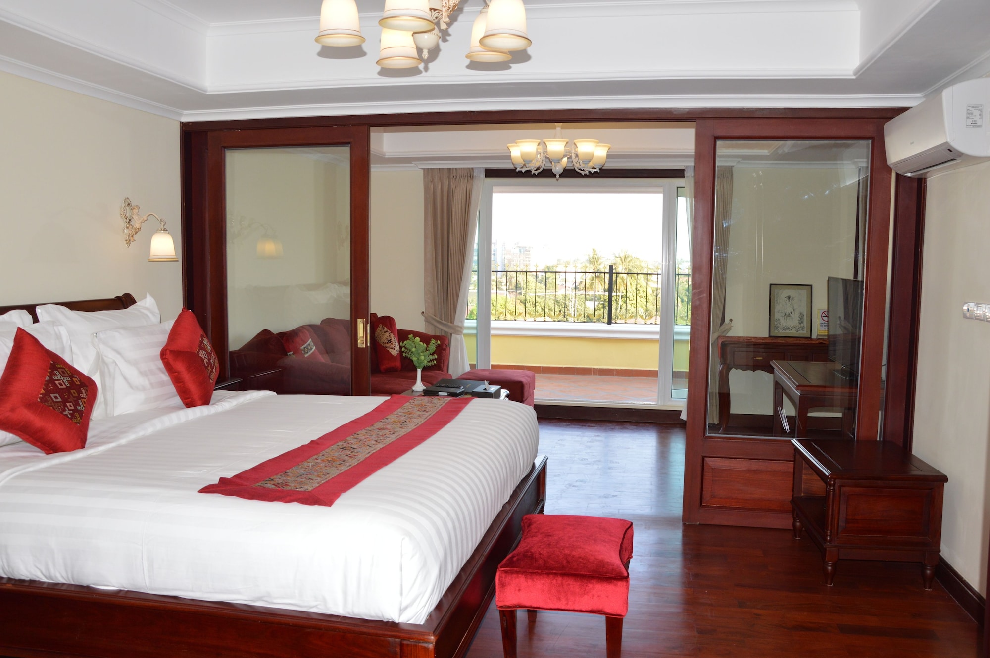PRESIDENTIAL, SUITE