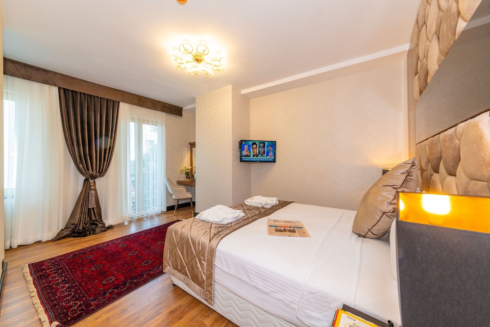 DELUXE, DOUBLE OR TWIN BED