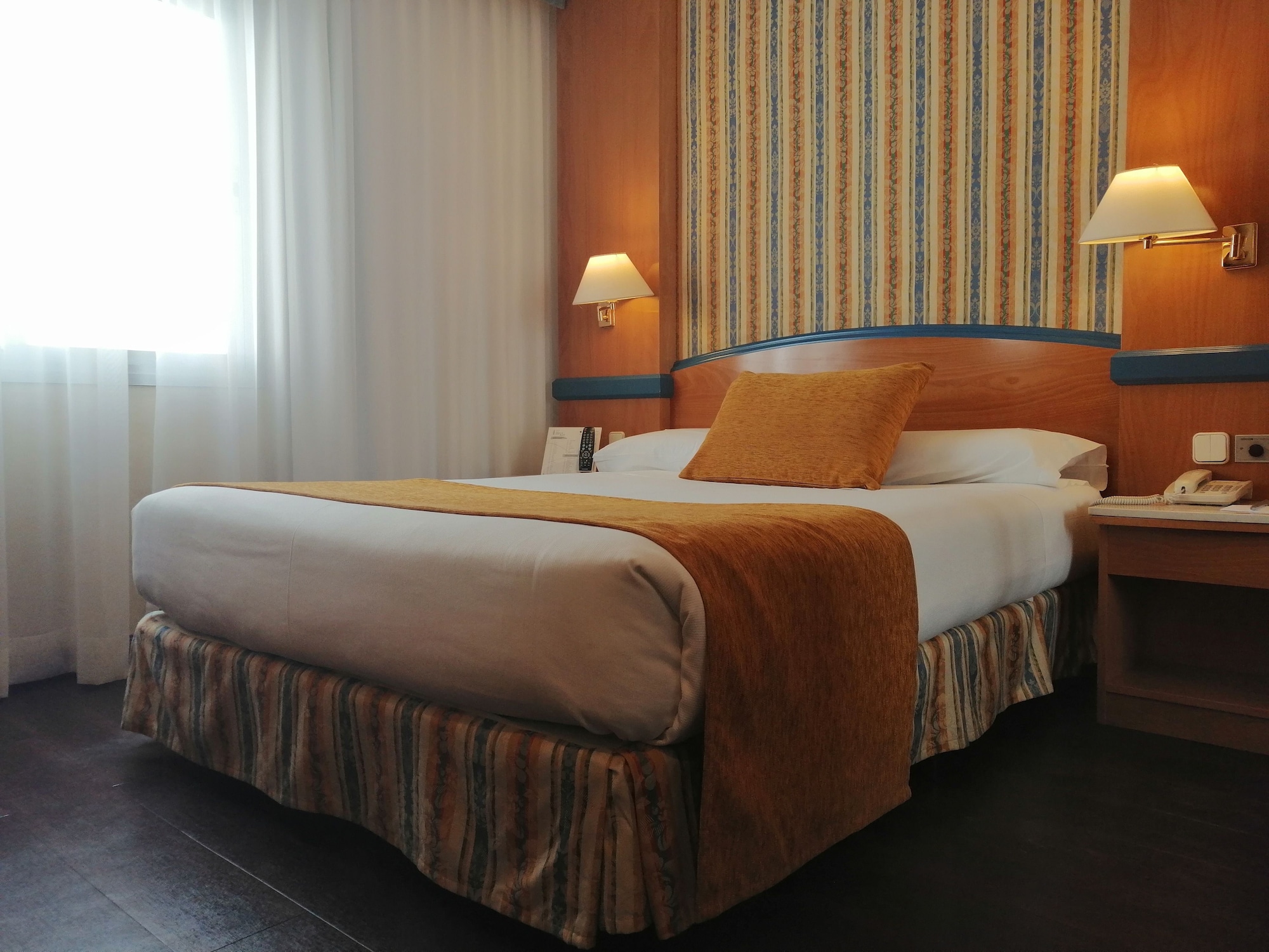 ROOM, SINGLE