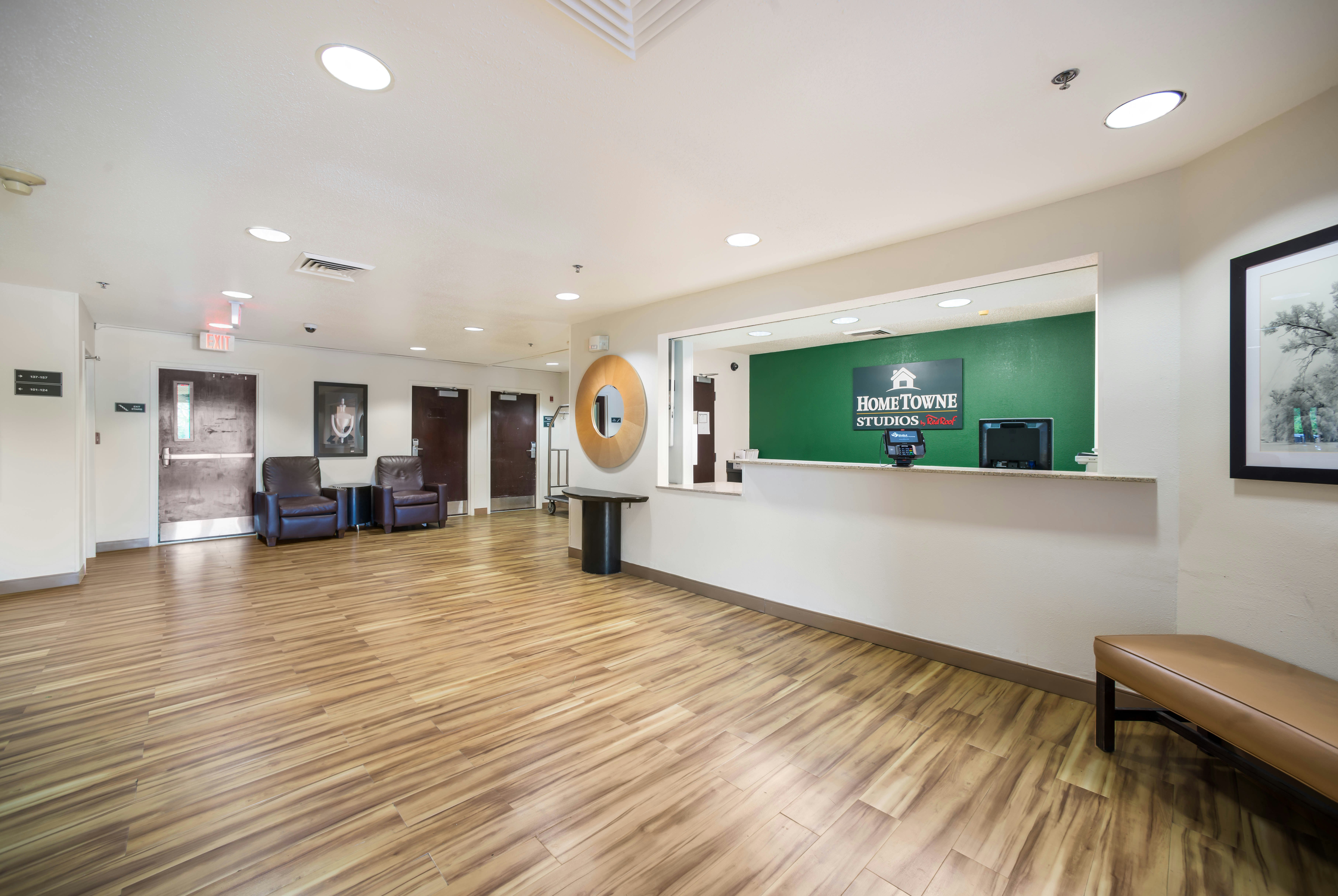 HomeTowne Studios by Red Roof St. Louis - Airport/ N Lindbergh 1/10