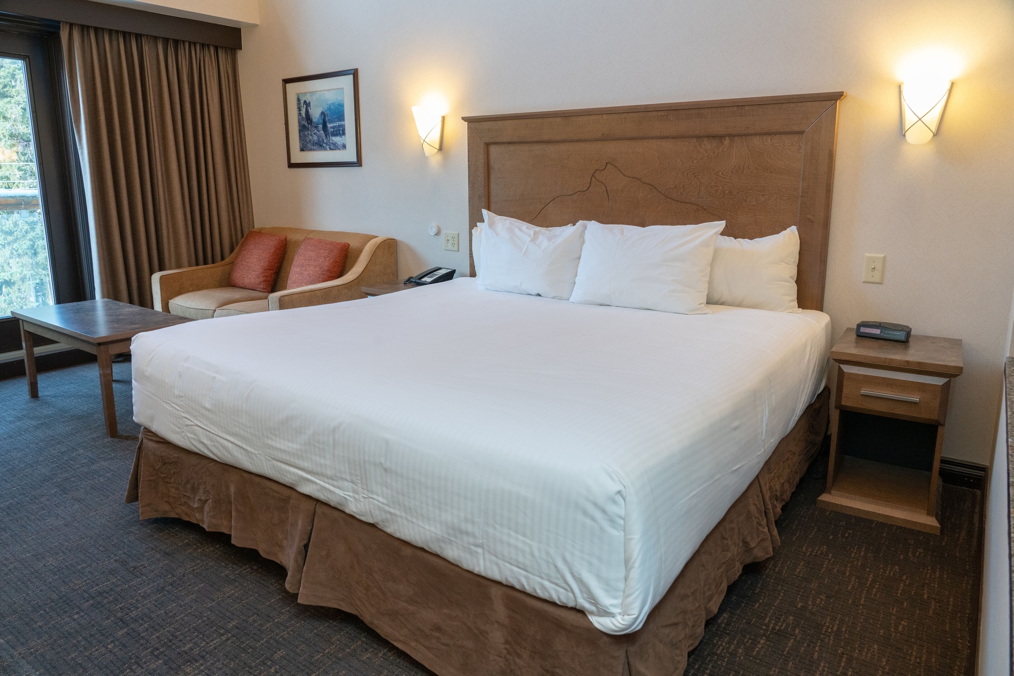 SUITE, KING BED, JETTED TUB
