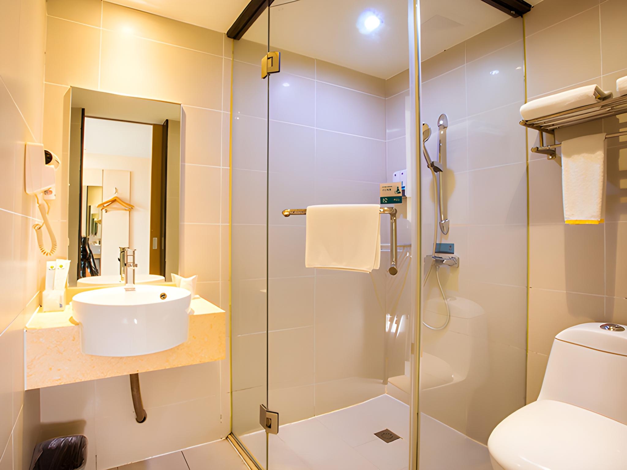 City Comfort Inn (Hezhou Guposhan Avenue) 45/48