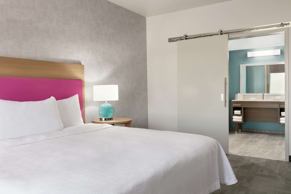 SUITE, KING BED, ACCESSIBLE
