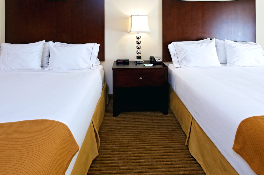 Holiday Inn Express Hotel Suites Cleburne 17/76