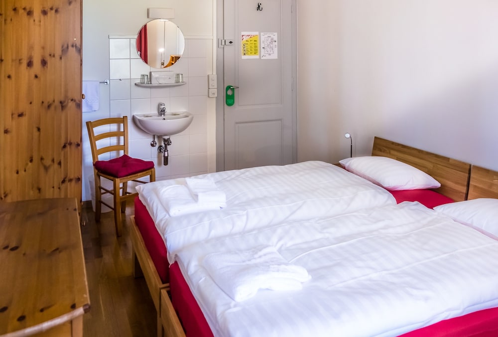 BASIC, PETITE, TWIN BEDS, SHARED BATHROOM, ANNEX