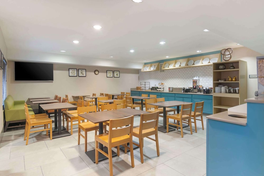 Country Inn & Suites by Radisson, Columbia, MO 32/40