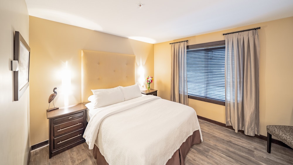 Sunrise Ridge Waterfront Resort 34/82