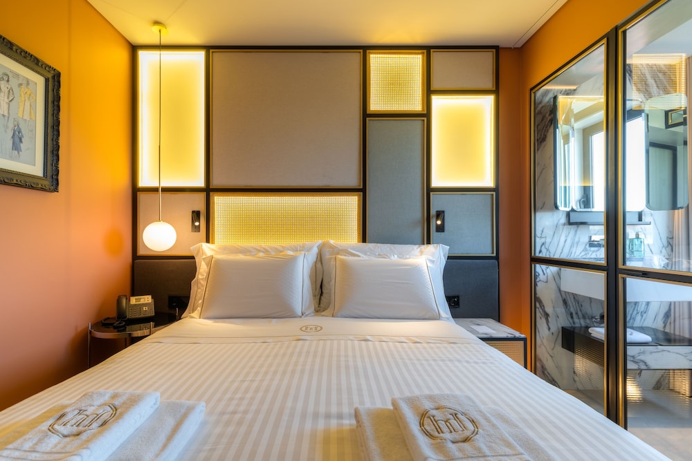 DELUXE, DOUBLE BED