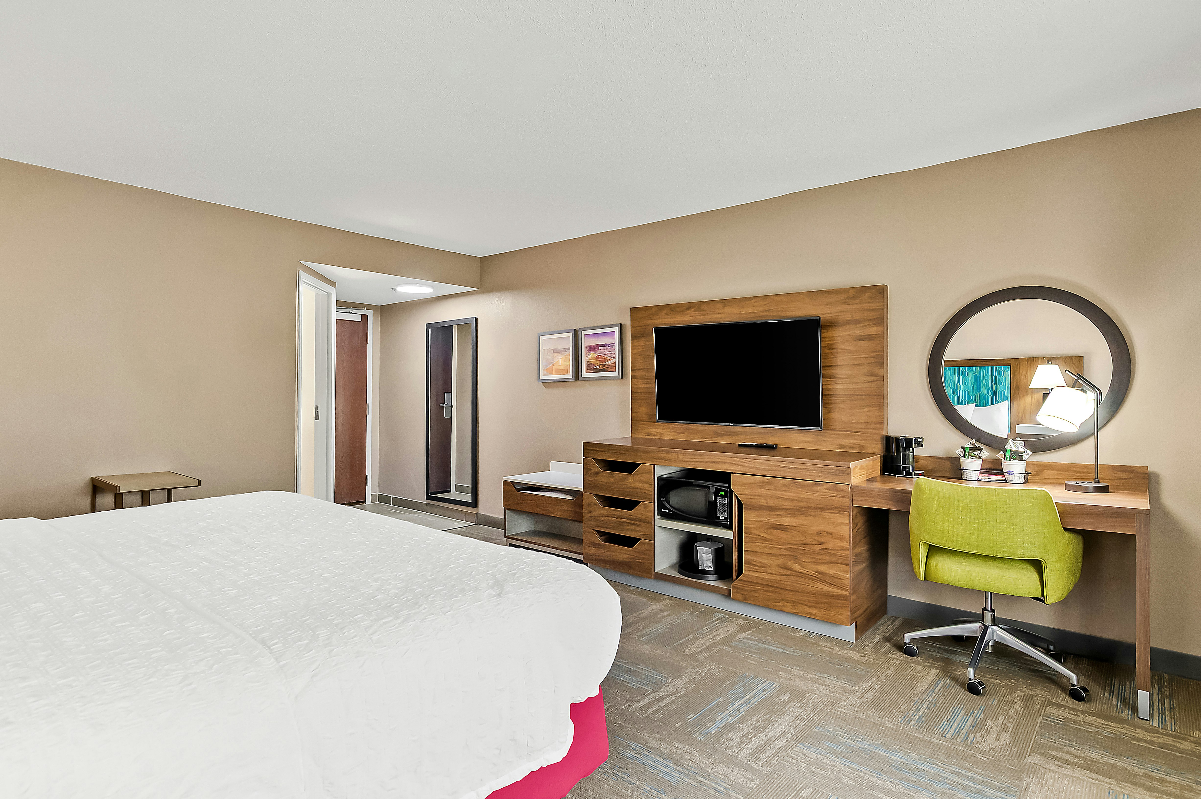Room, King Bed, Chaise Lounge، Hampton Inn Princeton, WV 3/4