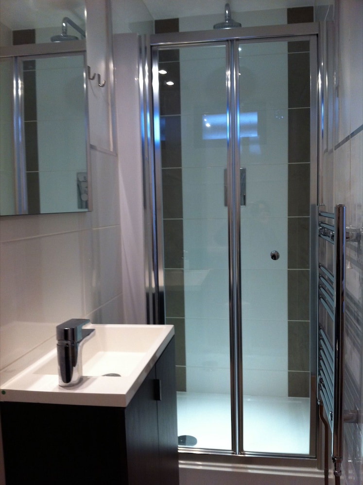 Lyall Apartment Hotel 23/25