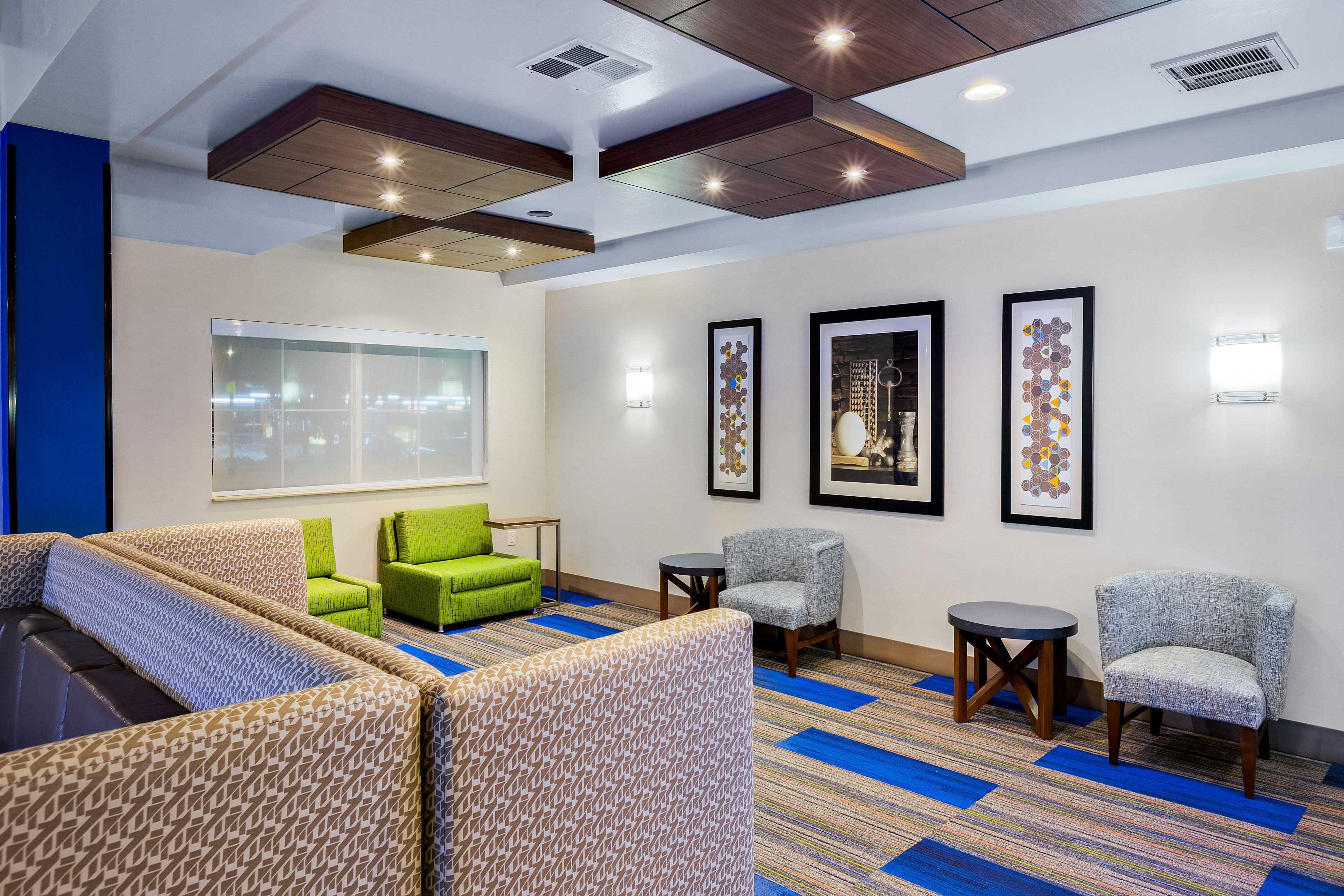 Holiday Inn Express Suites Oroville Lake 33/60