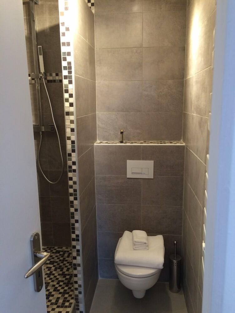 ROOM, TRIPLE, PRIVATE BATHROOM