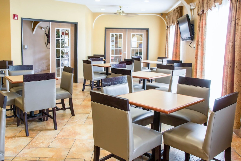 Comfort Suites San Antonio SeaWorld - Lackland AFB 33/39
