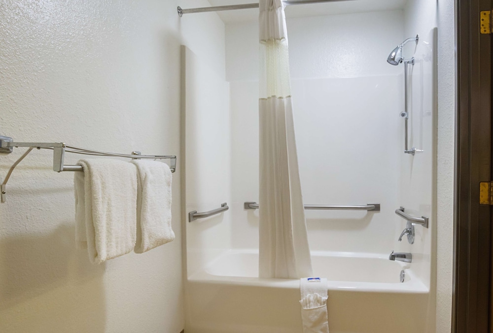 Motel6 Waterloo, IA - Crossroads Mall - Cedar Falls 45/49