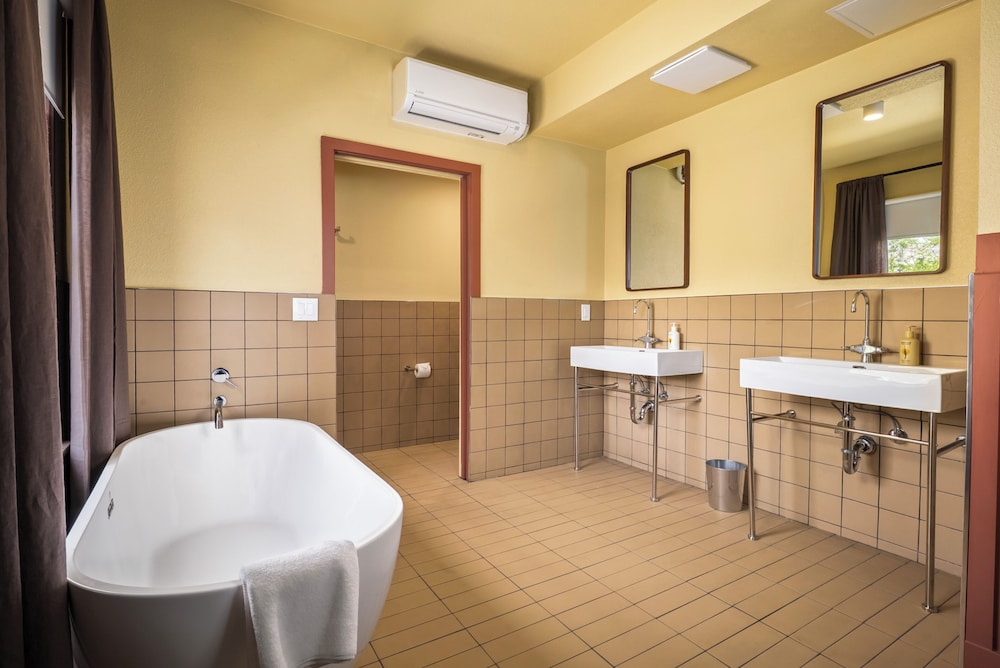 Winnedumah HOtel 49/50