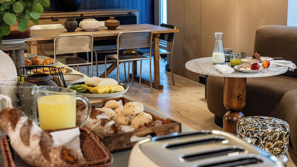 Honest Budapest by Chic & Basic 75/81