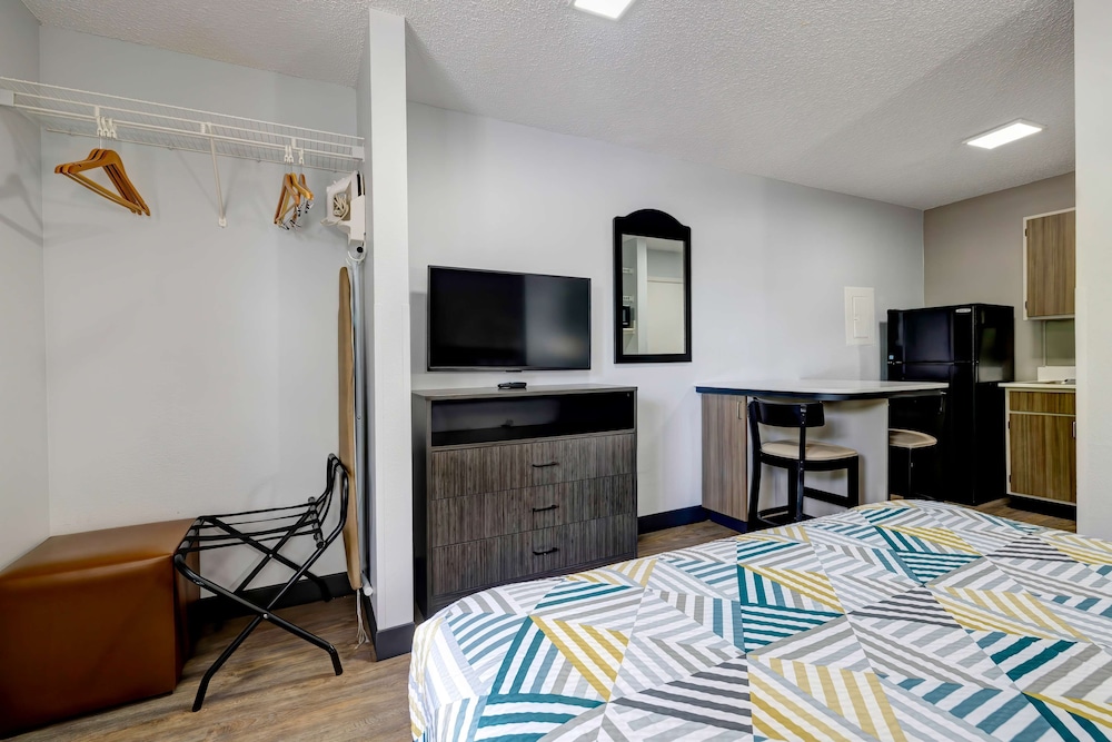 Deluxe, Queen Bed, Studio6 Arlington, TX - South - Dallas 3/4