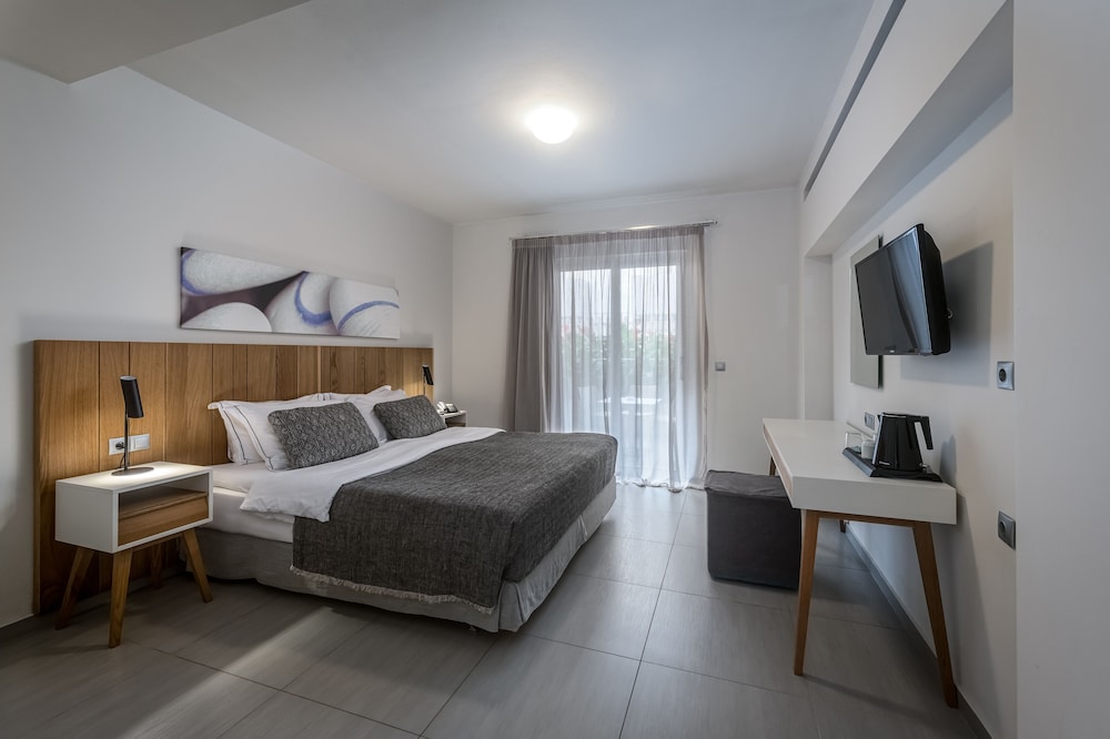 More Meni Residence and Suites 17/50
