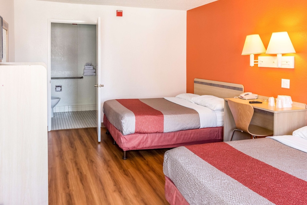 Motel6 Bakersfield, CA - Convention Center 23/37