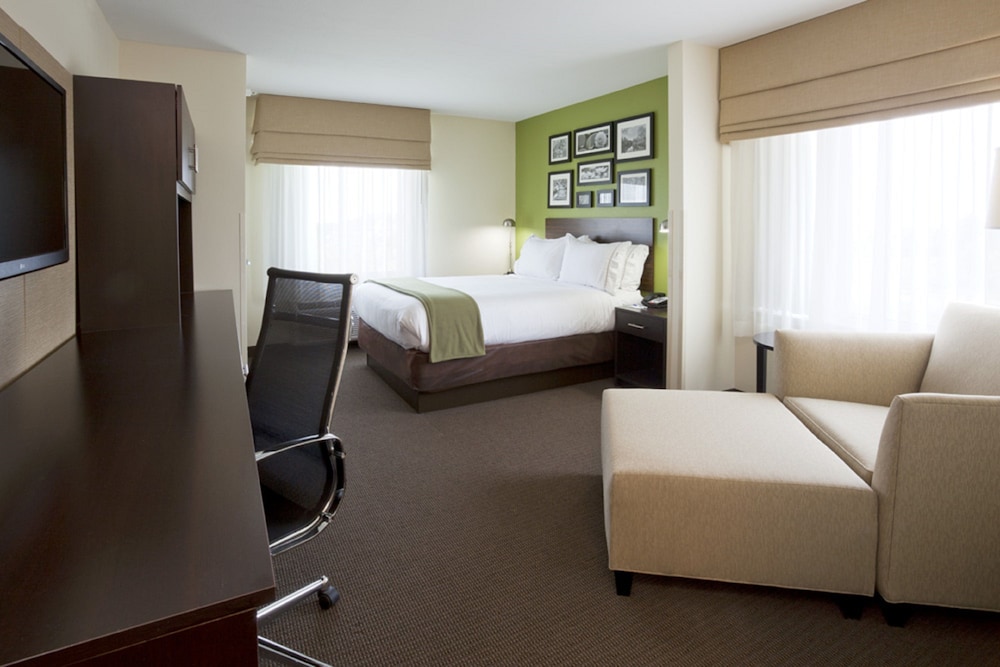 Holiday Inn Express Hotel Suites Rogers 38/51