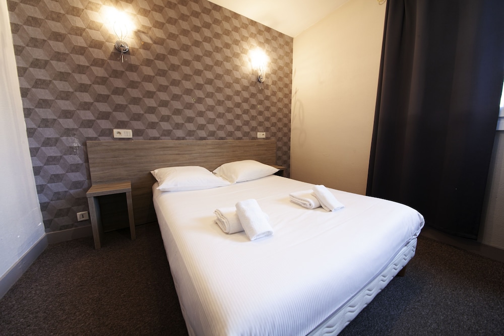 ROOM, DOUBLE BED